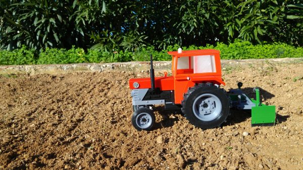 OpenRC_Tractor_leveler_side